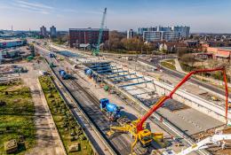 An aerial view of Ashcourt Concrete's 1,200m³ concrete pour for the A63 underpass project in Hull, showing a blue crawler crane and a yellow and red concrete pump.