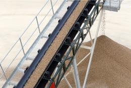 Aggregates on a conveyor belt
