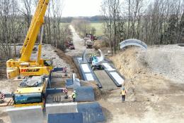 ABM Precast Solutions, working in partnership with ABM Mosty, has completed the rapid installation of a new precast concrete arch bridge in the Czech Republic.