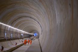 The inside of Long Itchington Wood Tunnel, a 1.6 km twin-bore tunnel built as part of the HS2 high-speed rail line in Warwickshire. Constructed using a tunnel boring machine (TBM), it was designed to protect the ancient woodland above, reducing environmental impact. The concrete-lined tunnel plays a key role in HS2’s central section, forming part of the route between London and Birmingham.