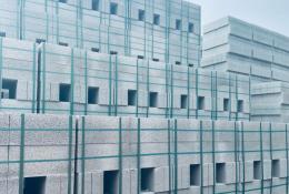 Cemex’s new voided packaging for concrete blocks allows forklift access without timber pallets, using recycled plastic straps.