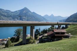 A concrete motorway bridge in Switzerland with a house in the foreground and a lake behind: In Switzerland, the ETH spin-off Mondaic is working with the Swiss Federal Roads Office on a project for the inspection of bridges. (Image: Urs Flueeler / Keystone)