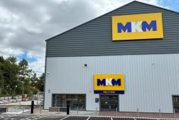 An exterior view of MKM’s new Wolverhampton branch, which includes a Fast Lane drive-thru warehouse and showroom facilities.
