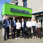 (L-R) Gracie Bocking, trainee civil engineer; Ronald Kiweewa, trainee civil engineer; Lord Blunkett; Katy Dowding, president and CEO Skanska UK; Andy Entwistle, managing director Cementation Skanska.