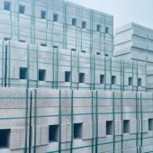 Cemex’s new voided packaging for concrete blocks allows forklift access without timber pallets, using recycled plastic straps.