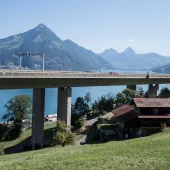 A concrete motorway bridge in Switzerland with a house in the foreground and a lake behind: In Switzerland, the ETH spin-off Mondaic is working with the Swiss Federal Roads Office on a project for the inspection of bridges. (Image: Urs Flueeler / Keystone)