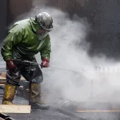 High pressure cleaning of pressure vessel parts in the chemical industry