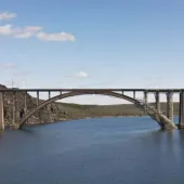 The Martín Gil Viaduct’s 200-metre concrete arch, a 20th-century engineering landmark, is being restored using ULMA’s BRIO scaffolding and modular MK systems.