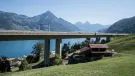 A concrete motorway bridge in Switzerland with a house in the foreground and a lake behind: In Switzerland, the ETH spin-off Mondaic is working with the Swiss Federal Roads Office on a project for the inspection of bridges. (Image: Urs Flueeler / Keystone)